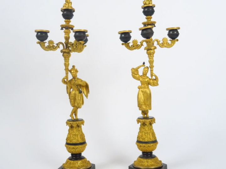 Paire de candélabres Restauration "aux chinois" en bronze bicolore à p