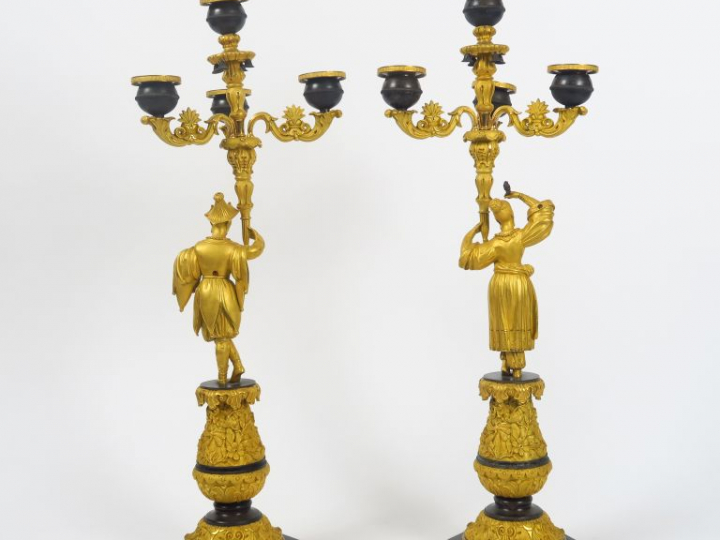 Paire de candélabres Restauration "aux chinois" en bronze bicolore à p