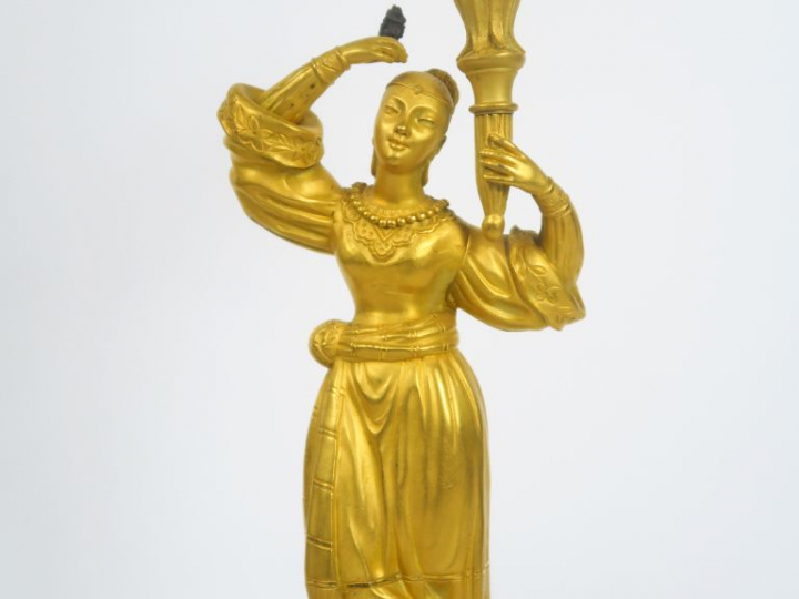 Paire de candélabres Restauration "aux chinois" en bronze bicolore à p