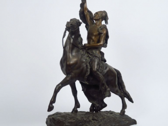 Vente aux enchères E. LETOURNEAU. "Chef indien à cheval". Sculpture en bronze, signée. Di