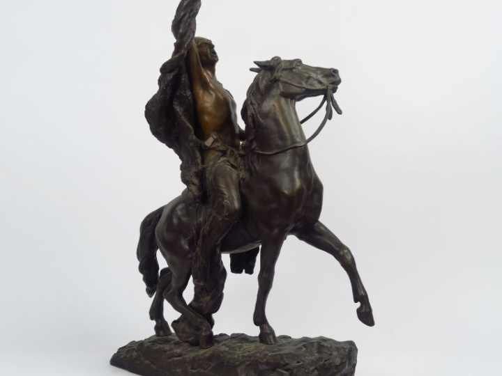 E. LETOURNEAU. "Chef indien à cheval". Sculpture en bronze, signée. Di