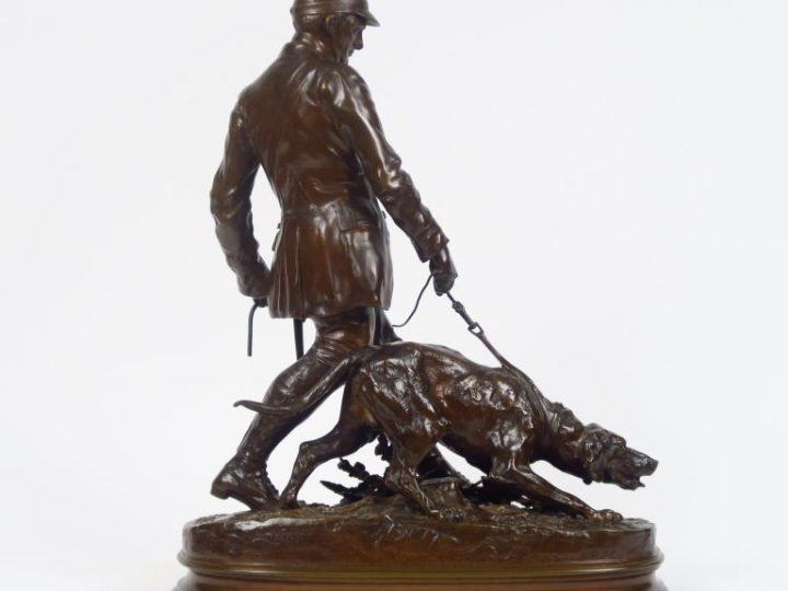 P.J. MENE. "Le valet de limier". Groupe en bronze à patine médaille, s