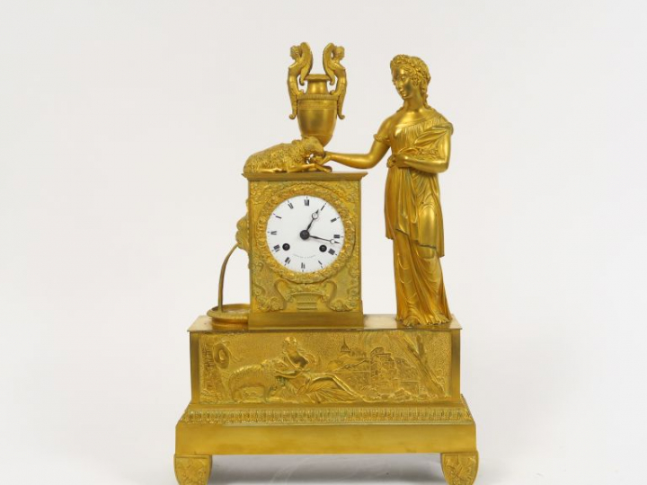 Pendule Restauration en bronze doré à décor de jeune fille, de brebis 