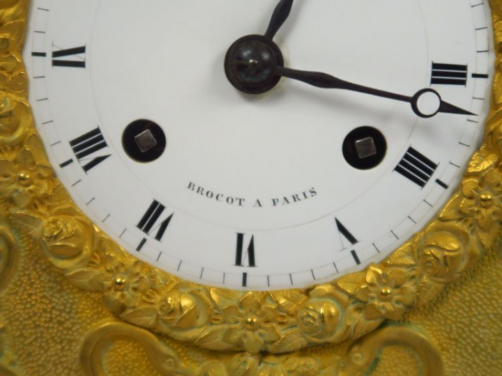 Pendule Restauration en bronze doré à décor de jeune fille, de brebis 