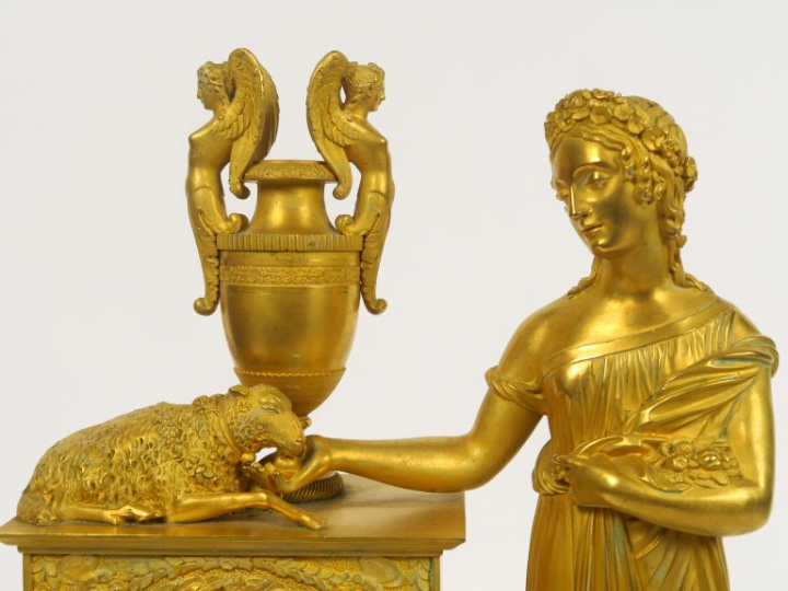 Pendule Restauration en bronze doré à décor de jeune fille, de brebis 
