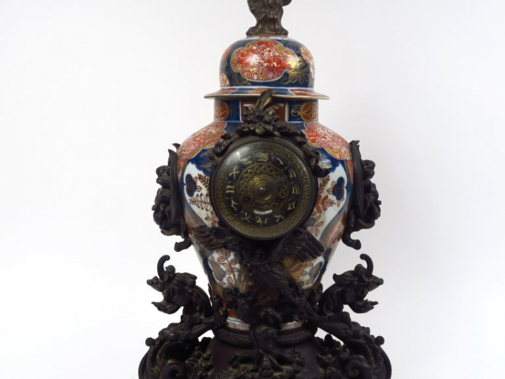Grande pendule XIXème en porcelaine d'Imari, en forme de vase couvert,