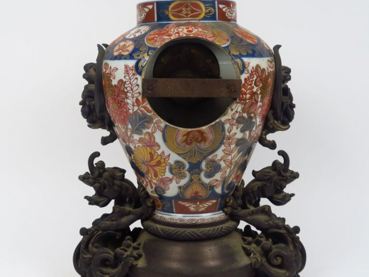 Grande pendule XIXème en porcelaine d'Imari, en forme de vase couvert,