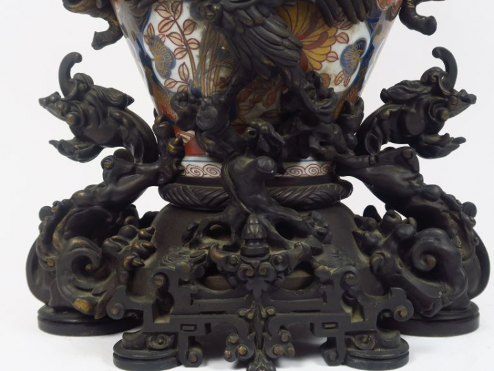 Grande pendule XIXème en porcelaine d'Imari, en forme de vase couvert,