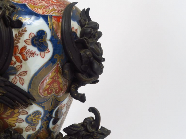 Grande pendule XIXème en porcelaine d'Imari, en forme de vase couvert,