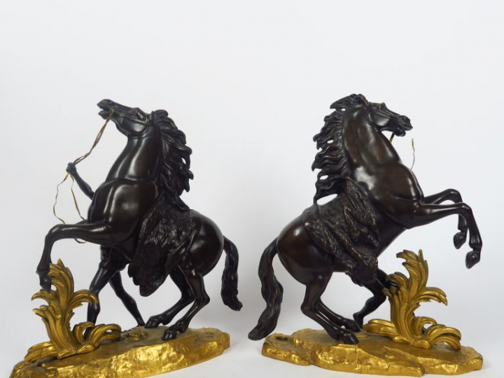 COUSTOU. "Les chevaux de Marly". Paire de sculptures en bronze à patin