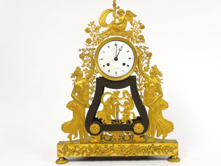 Pendule Directoire en bronze doré à décor de jeune fille tenant des br