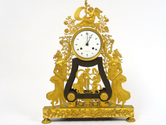 Vente aux enchères Pendule Directoire en bronze doré à décor de jeune fille tenant des br