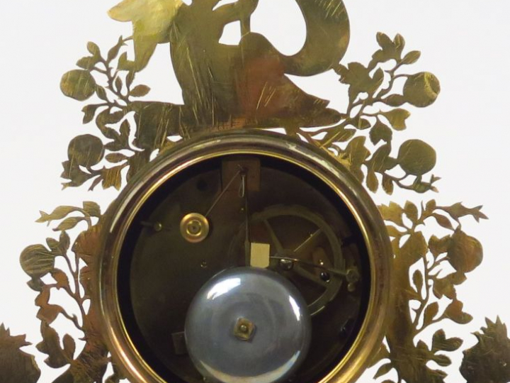 Pendule Directoire en bronze doré à décor de jeune fille tenant des br