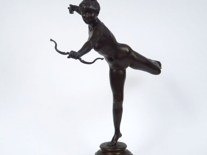 A. FALGUIERES. "Diane chasseresse". Sculpture en bronze à patine brune