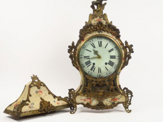 Vente aux enchères Cartel Louis XV en bois laqué à décor de fleurs polychromes sur fond b