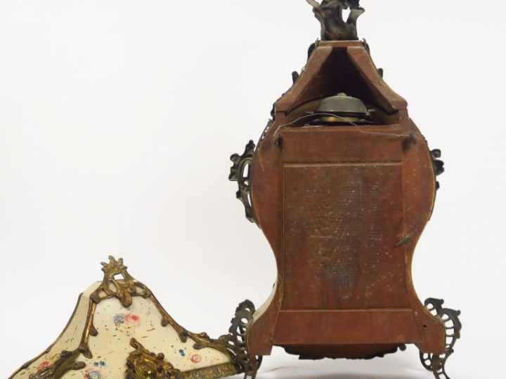 Cartel Louis XV en bois laqué à décor de fleurs polychromes sur fond b