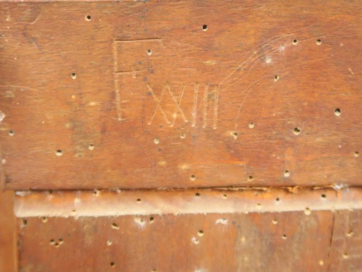 Cartel Louis XV en bois laqué à décor de fleurs polychromes sur fond b