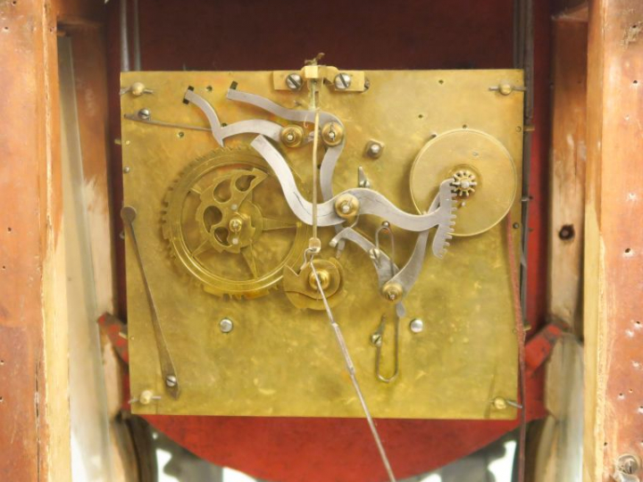 Cartel Louis XV en bois laqué à décor de fleurs polychromes sur fond b