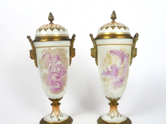 Vente aux enchères Paire de pots couverts de style Louis XVI en porcelaine, à décor polyc