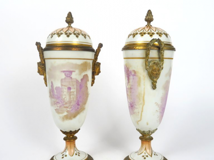 Paire de pots couverts de style Louis XVI en porcelaine, à décor polyc