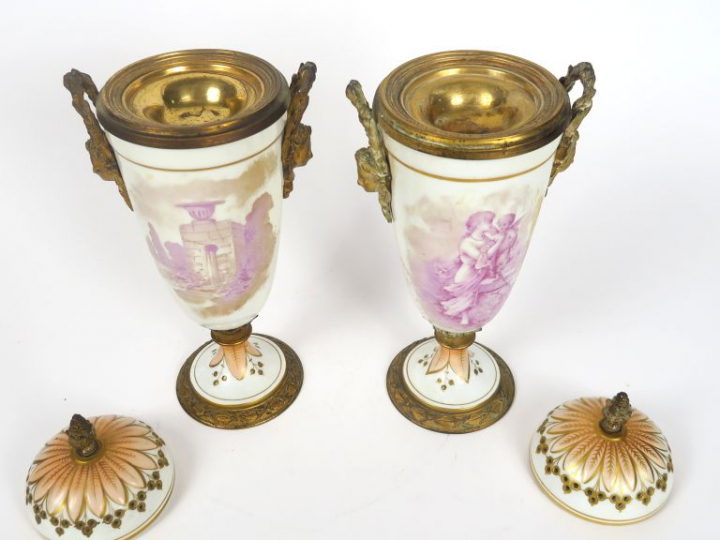 Paire de pots couverts de style Louis XVI en porcelaine, à décor polyc