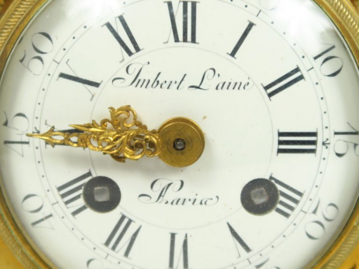 Pendule borne Louis XVI en bronze doré. Cadran signé Imbert L'ainet à 