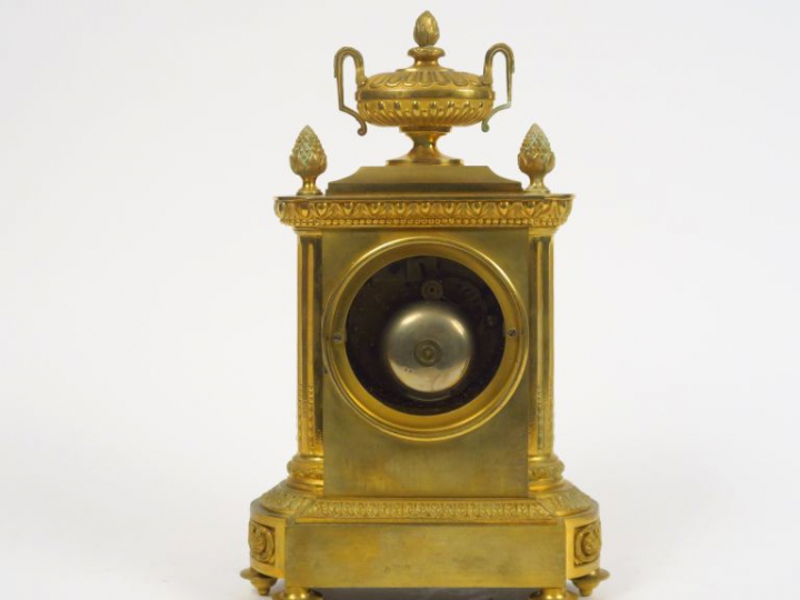 Pendule borne Louis XVI en bronze doré. Cadran signé Imbert L'ainet à 