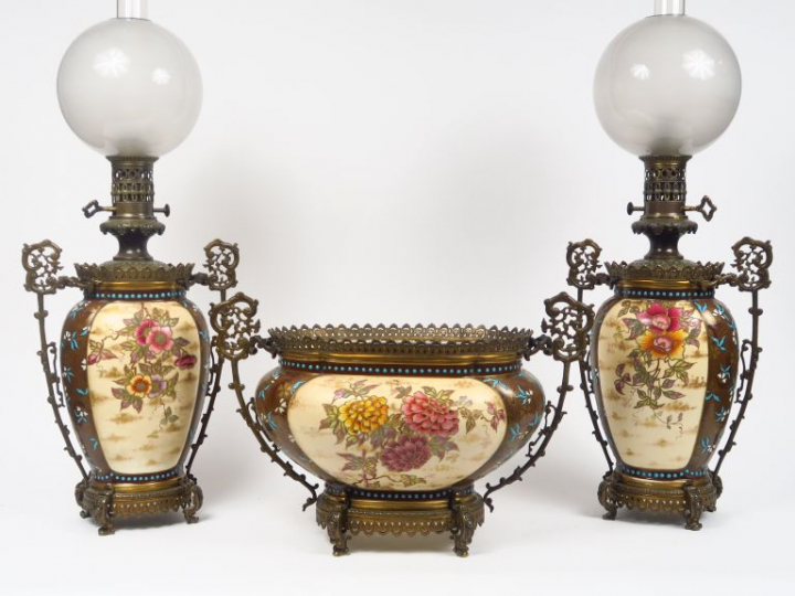 Garniture Napoléon III de style Extrême Orient en faîence fine et bron