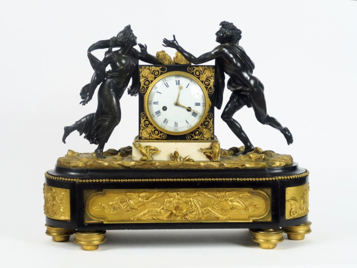 Pendule de style Louis XVI en bronze à patine brune et dorée et marbre