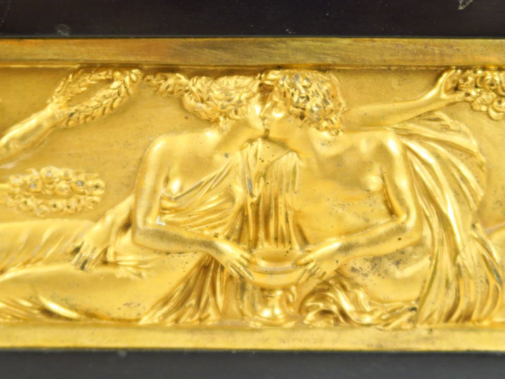 Pendule de style Louis XVI en bronze à patine brune et dorée et marbre