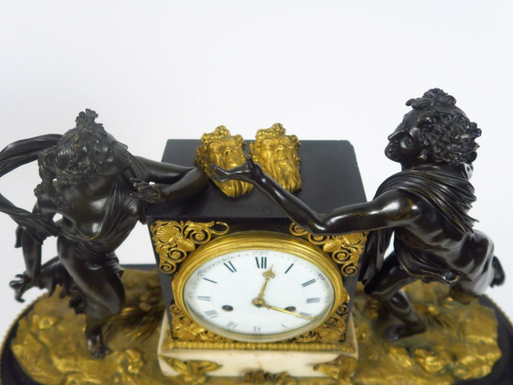 Pendule de style Louis XVI en bronze à patine brune et dorée et marbre