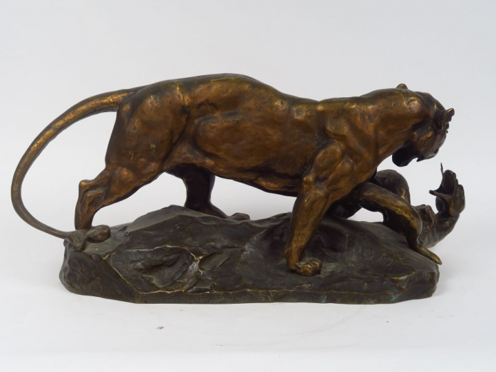 LEMOYNE "Lion terrassant un serpent". Grand groupe en bronze à patine 