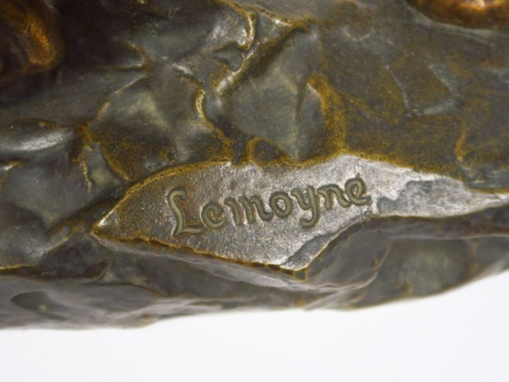 LEMOYNE "Lion terrassant un serpent". Grand groupe en bronze à patine 