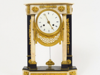 Vente aux enchères Pendule portique Empire en marbre bicolore et bronze doré à décor de r