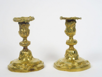 Vente aux enchères Paire de bougeoirs de toilette Louis XV  en bronze doré. H. : 14 cm.