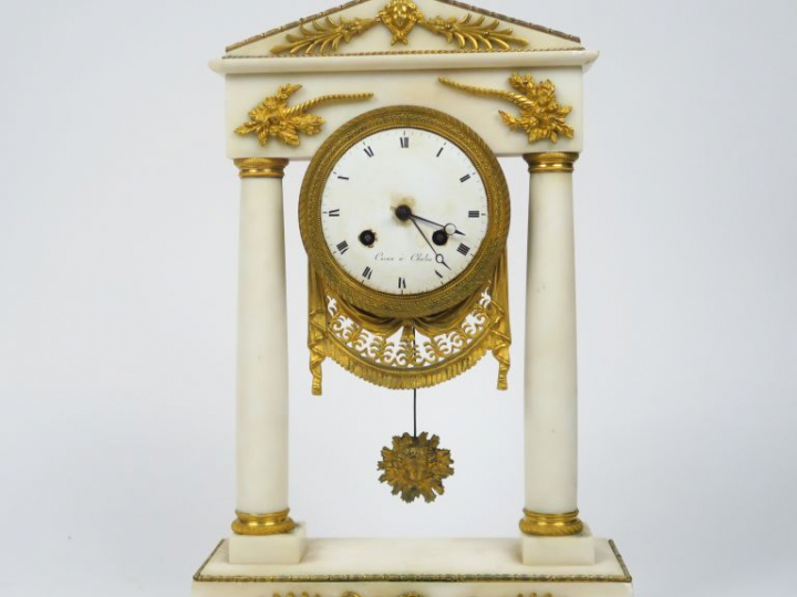 Pendule portique de style Louis XVI en albâtre et bronze, cadran signé