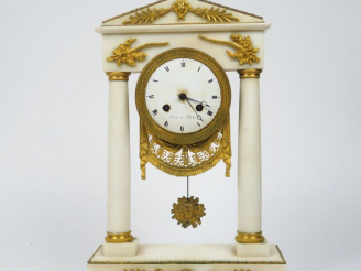 Vente aux enchères Pendule portique de style Louis XVI en albâtre et bronze, cadran signé