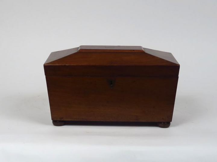 Coffret à thé Restauration en acajou en forme d'urne. Dim. 18 x 30 x 1