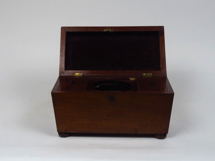 Coffret à thé Restauration en acajou en forme d'urne. Dim. 18 x 30 x 1