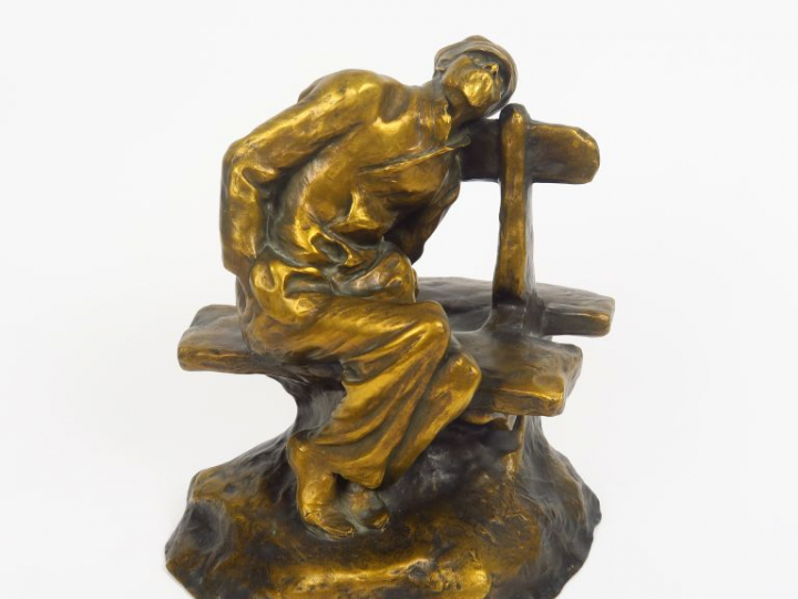 M. MAIGNAN . "Vieil homme sur un banc".  Sculpture en bronze. Signée. 
