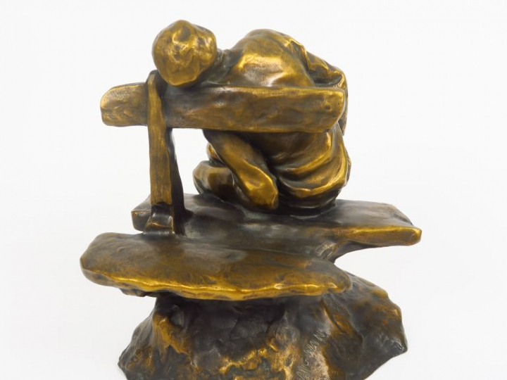 M. MAIGNAN . "Vieil homme sur un banc".  Sculpture en bronze. Signée. 