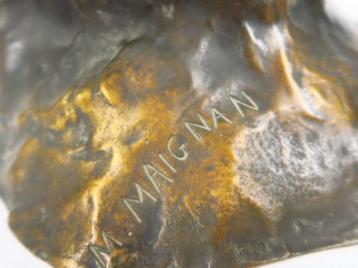 M. MAIGNAN . "Vieil homme sur un banc".  Sculpture en bronze. Signée. 