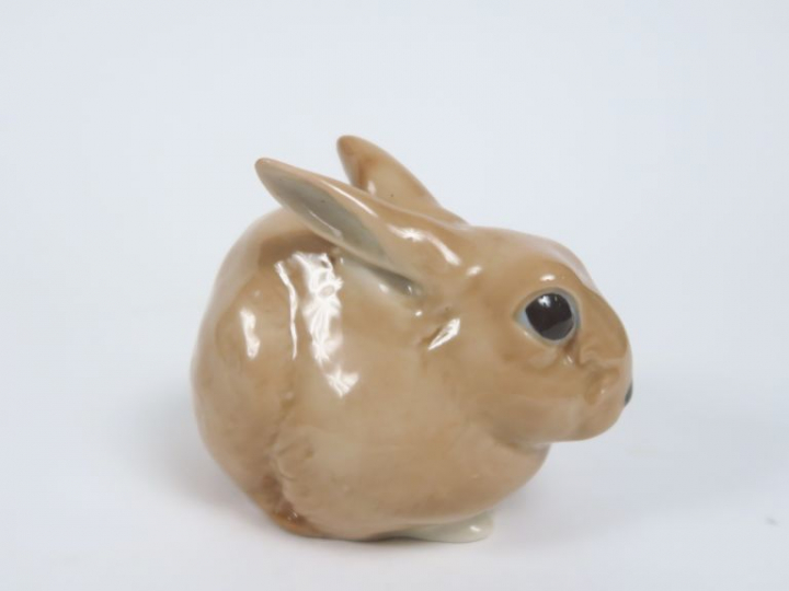 Sujet en porcelaine polychrome allemande "Lapin". 8 x 10 cm