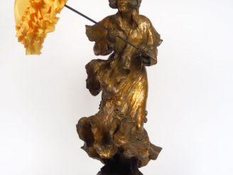 Vente aux enchères GOLDSCHEIDER  "Jeune fille à l'ombrelle"  Sculpture Art Nouveau en stu