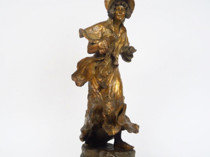 GOLDSCHEIDER  "Jeune fille à l'ombrelle"  Sculpture Art Nouveau en stu