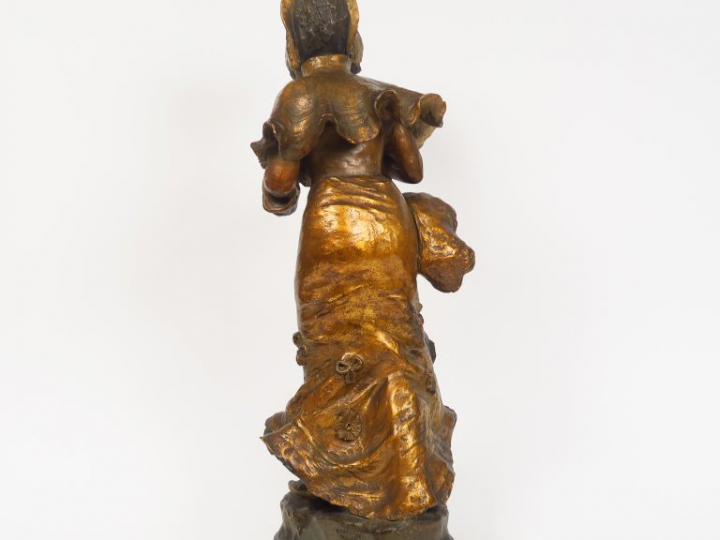 GOLDSCHEIDER  "Jeune fille à l'ombrelle"  Sculpture Art Nouveau en stu