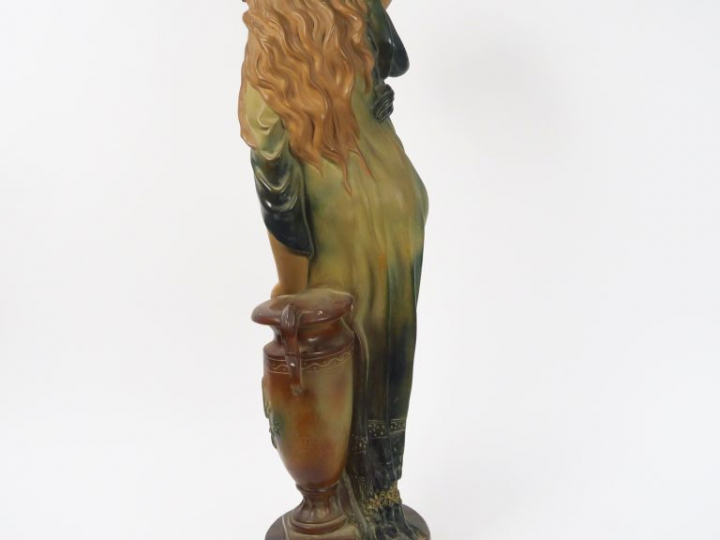 "Sapho". Sculpture 1900 en stuc polychrome.  H. 85 cm (égrenures)