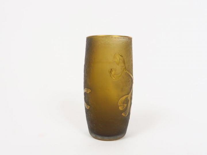 DAUM. Vase en cristal, à décor émaillé de gui. Signé. H. 12,5 cm