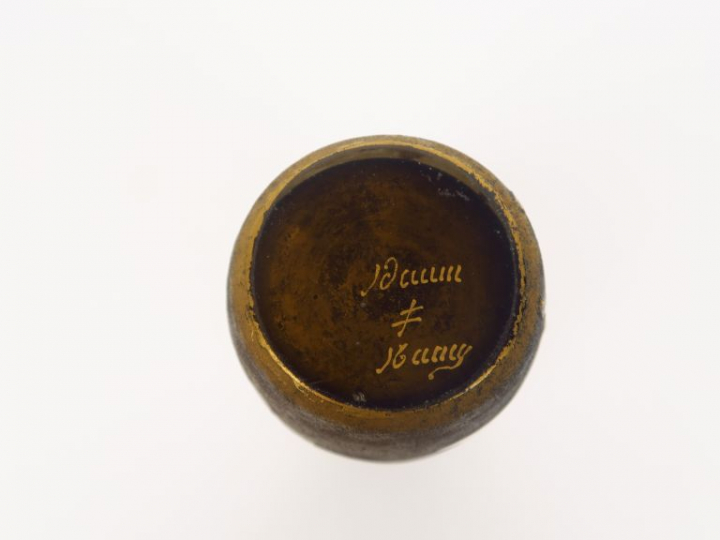 DAUM. Vase en cristal, à décor émaillé de gui. Signé. H. 12,5 cm