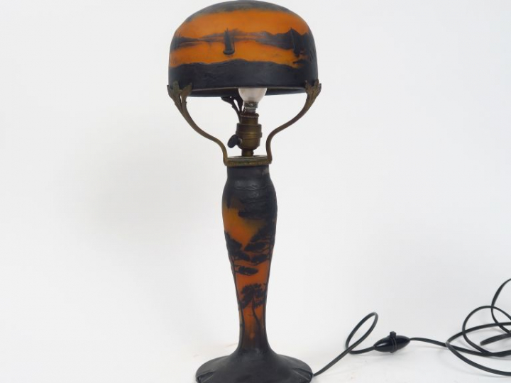 MULLER FRERES. Lampe en verre gravé et camée à l'acide à décor de pays